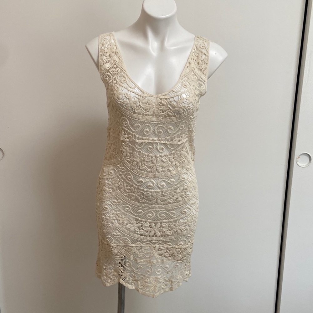 Solitaire cream crocheted cover up dress size Medium NWT